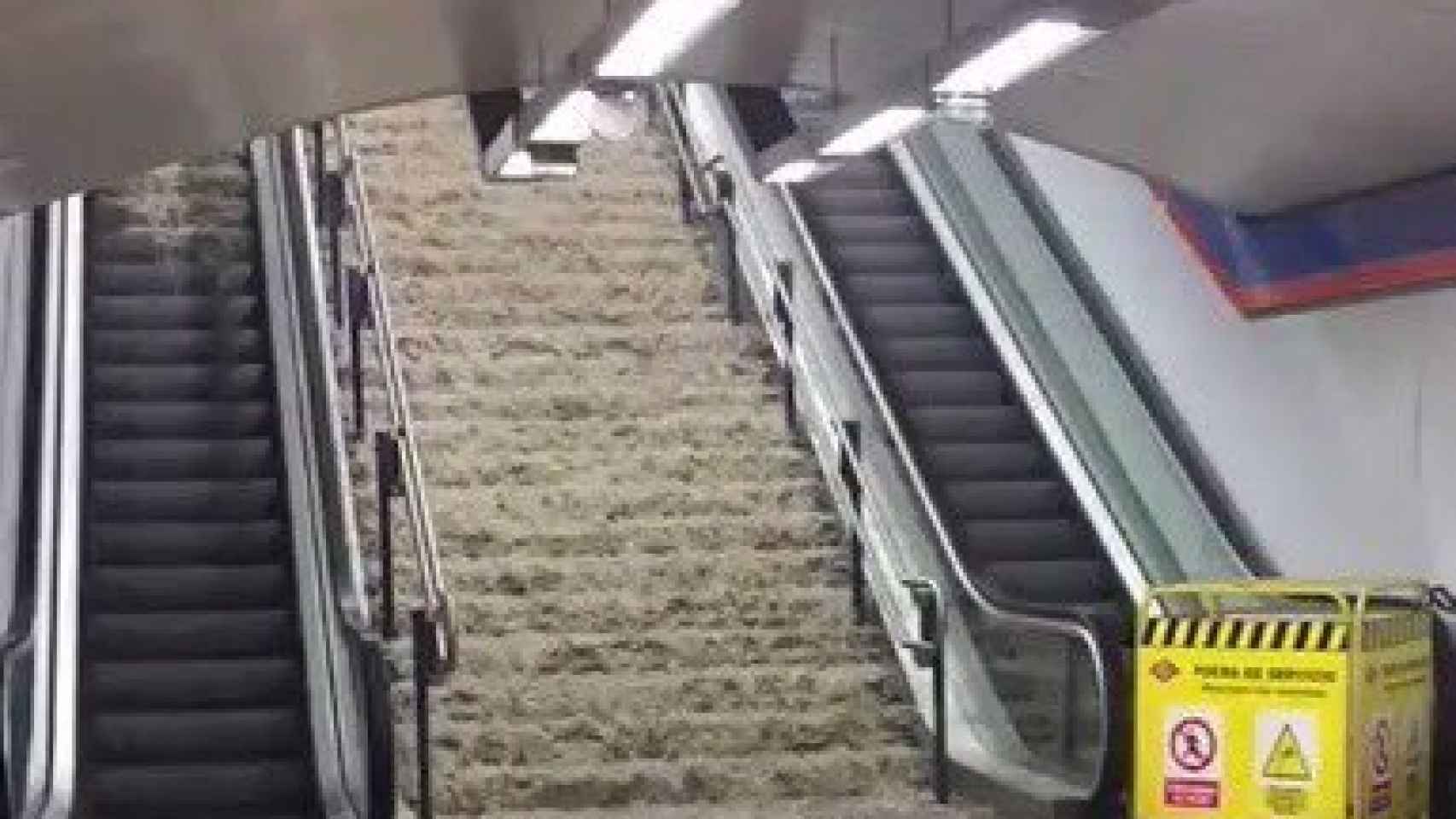 El agua baja por las escaleras del metro.