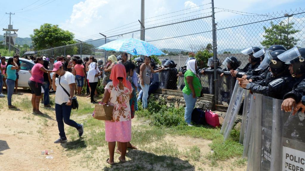 Imagen de los familiares de los presos muertos en la puerta de la cárcel.