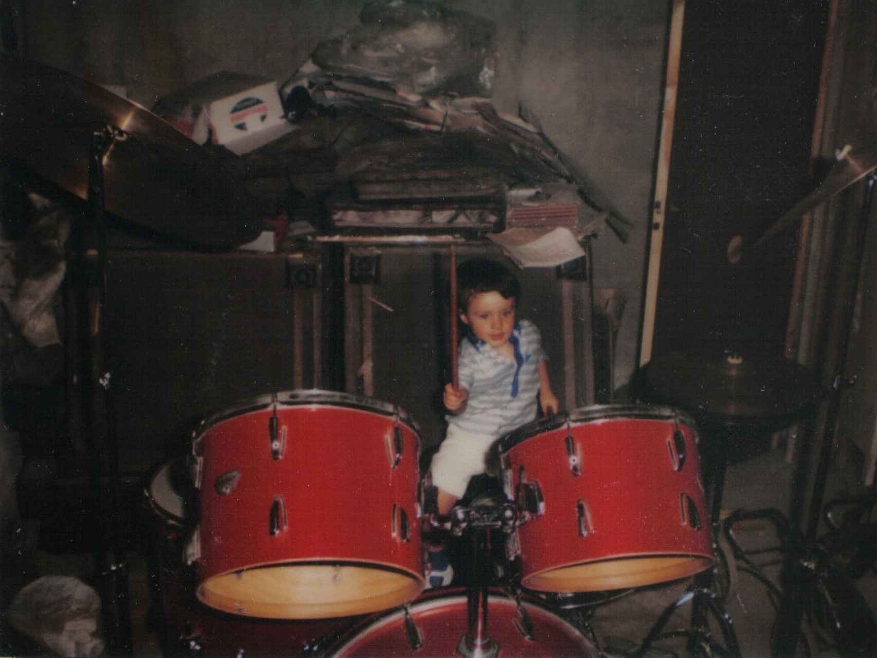 Un primo de Miguel Ángel Blanco tocando la que fue su primera batería.