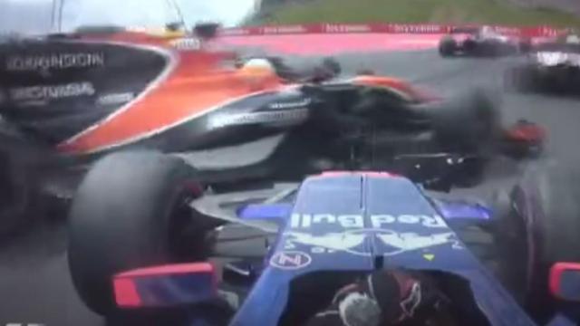 Momento en el que Kvyat embiste a Fernando Alonso.