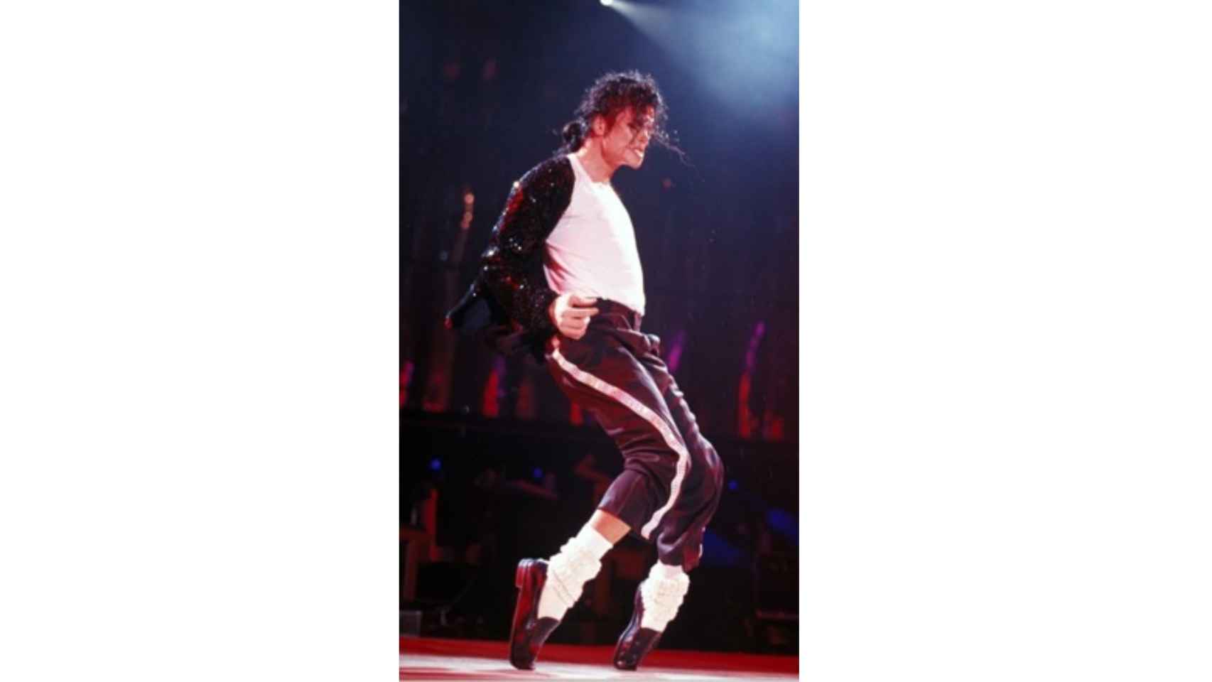 El cantante deslumbraba sobre el escenario con sus estilismos donde los calcetines eran los grandes protagonistas. | Foto: Getty Images.