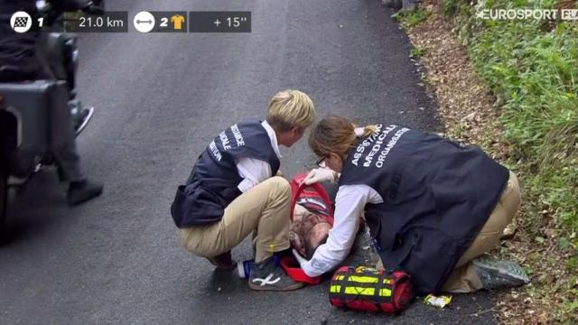 Richie Porte atendido tras su brutal caída.