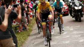 Froome sube con el maillot amarillo.