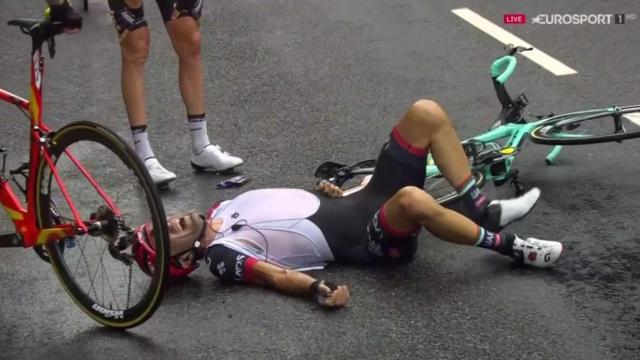 Manuele Mori, en el suelo durante la novena etapa del Tour.