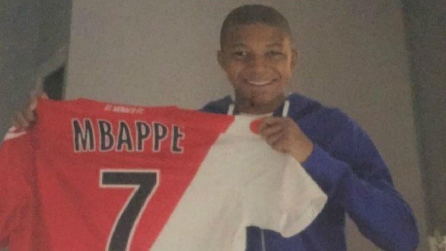 Mbappé con la camiseta del Mónaco. Foto. (@k.mbappe29)