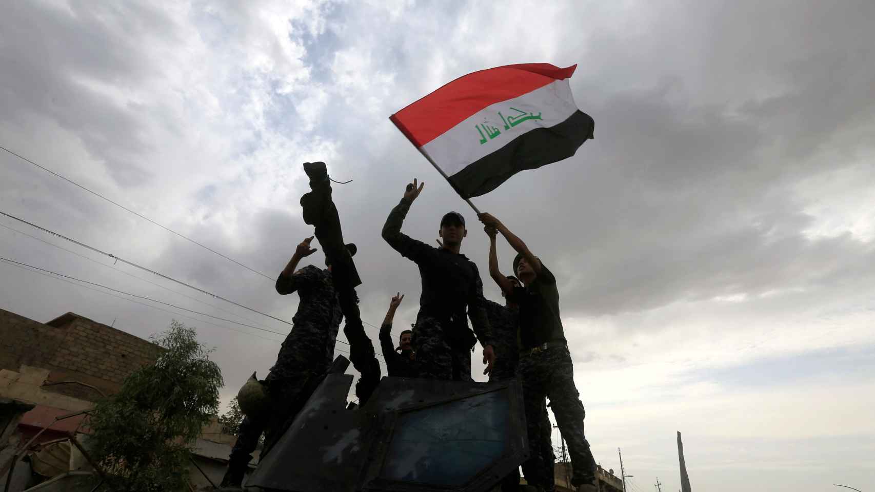 Tropas iraquíes ondean su bandera tras la toma de Mosul.