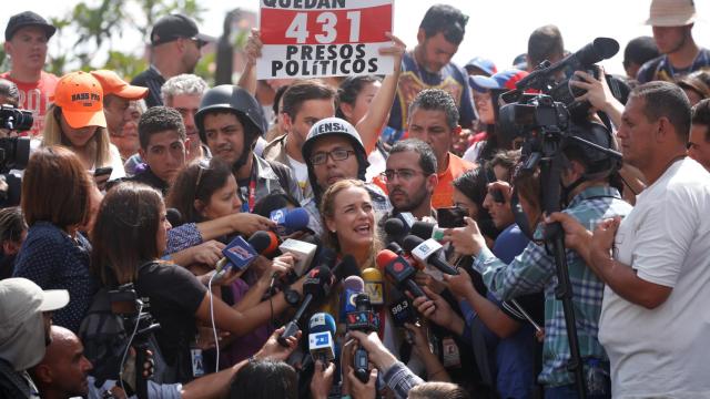 Tintori habla con los periodistas durante una manifestación.