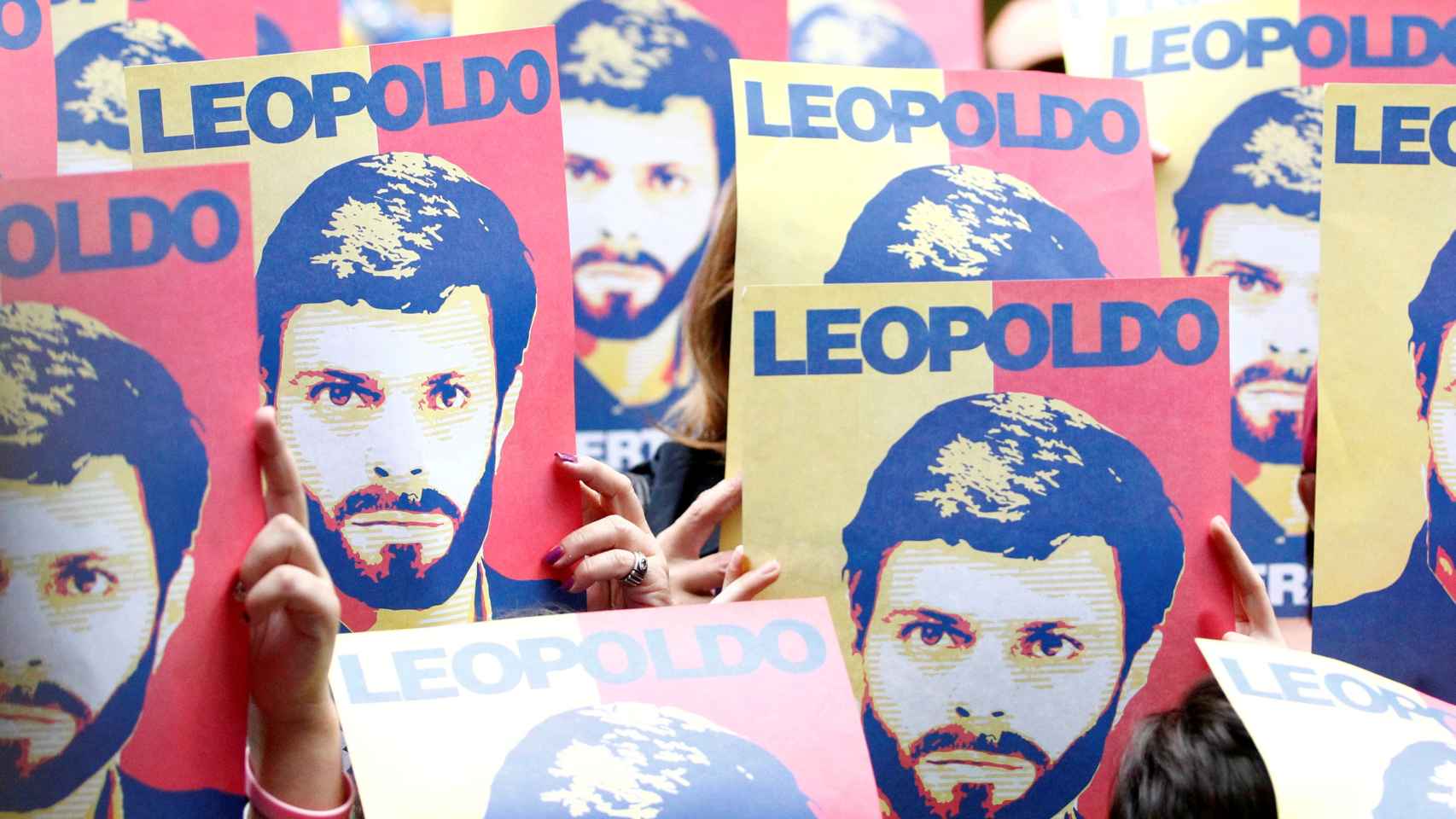 Seguidores de Leopoldo López portan pancartas con la cara del líder opositor.
