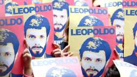 Seguidores de Leopoldo López portan pancartas con la cara del líder opositor.