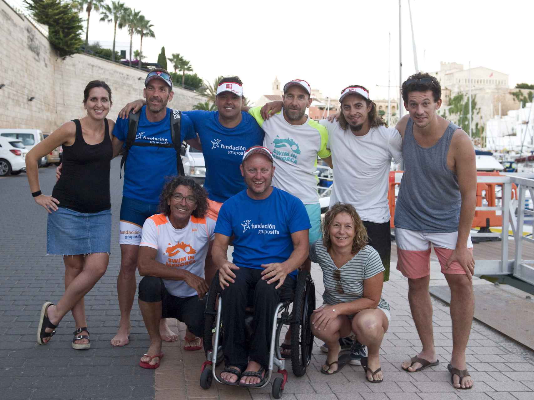 Martí Riera junto al equipo que le ha acompañado en su aventura.