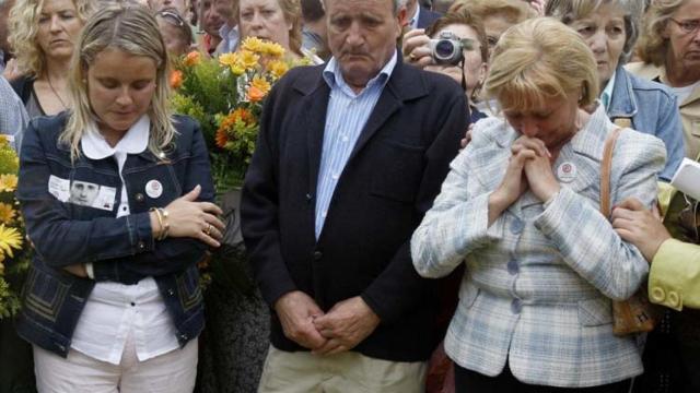 Miguel Blanco, padre de Miguel Ángel, junto a su madre y hermana.