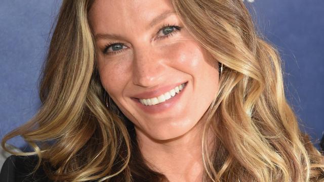 La modelo Gisele Bundchen lleva sus ondas surferas como seña de identidad. | Foto: Getty Images.