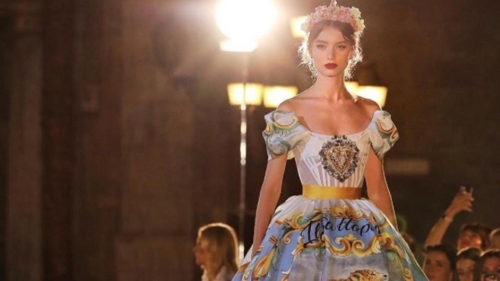 Una de las primeras salidas de la Alta Moda de Dolce & Gabbana. | Foto: Instagram D&G.