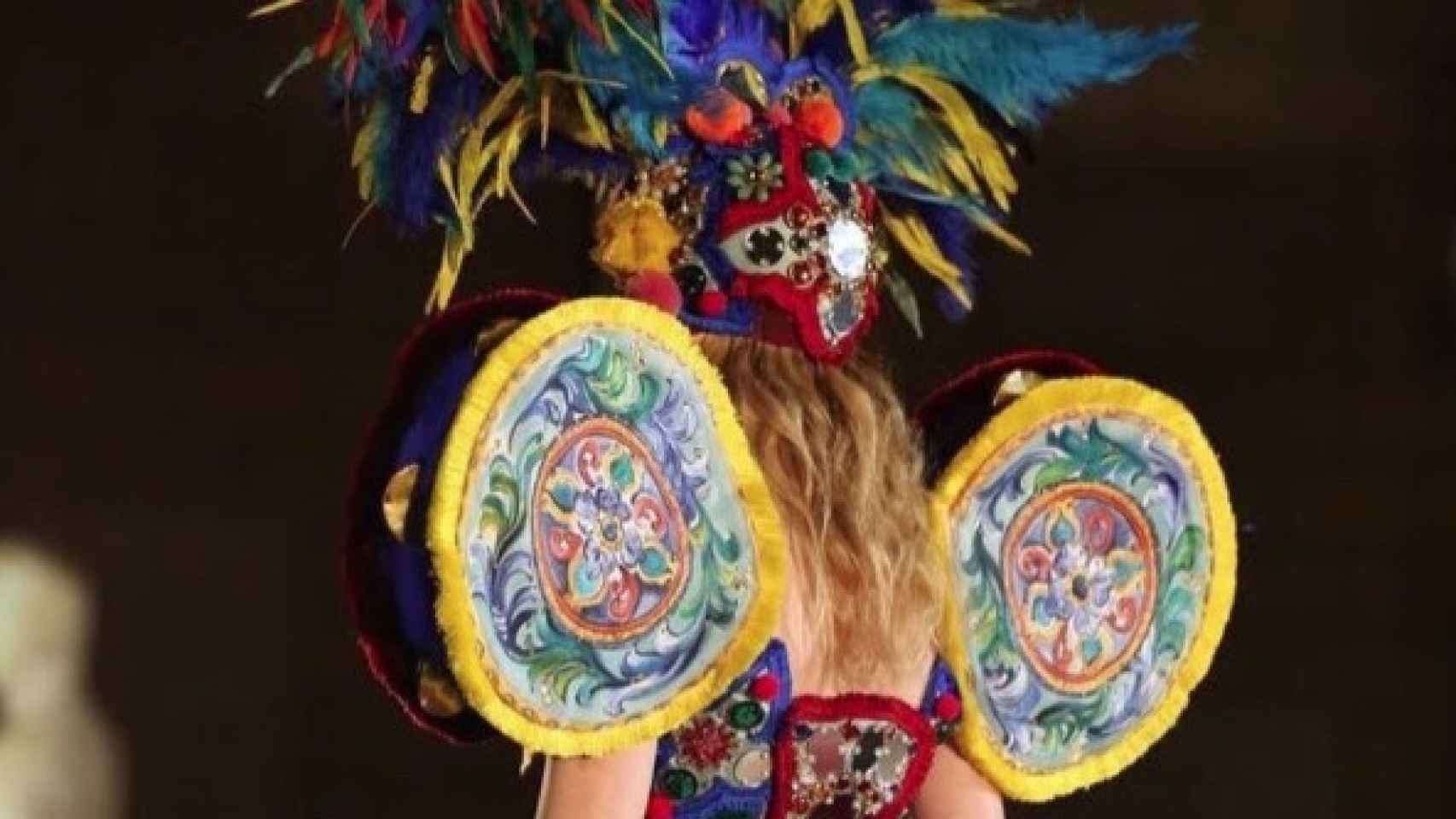 Uno de los impresionantes tocados repletos de plumas y colores de Alta Moda. | Foto: Instagram D&G.