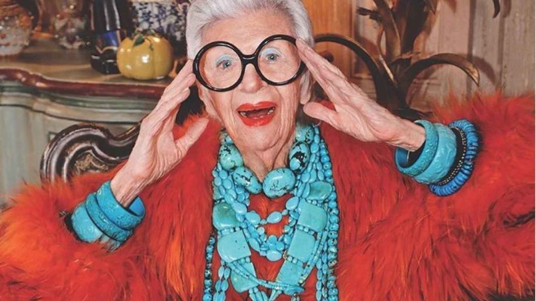 Sus complementos y gafas de pasta redondas se han convertido en símbolo de su estilo. | Foto: Instagram Iris Apfel.