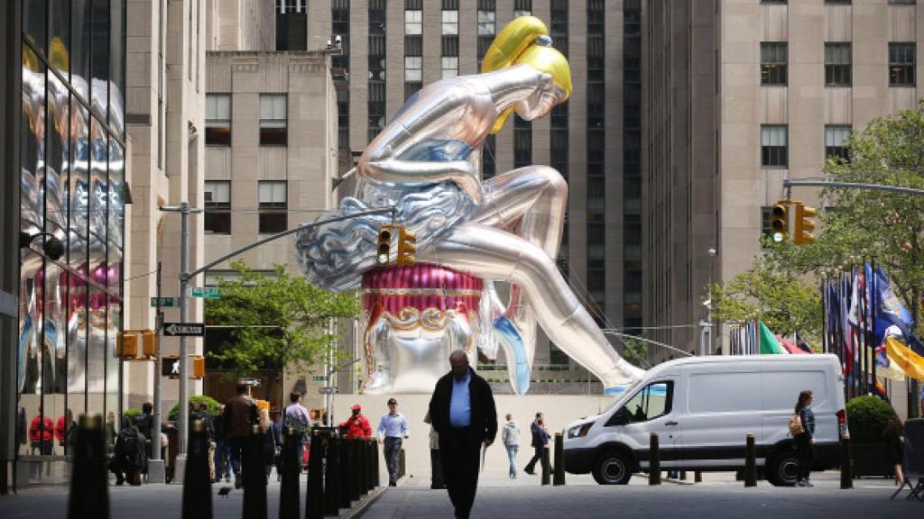 La bailarina de Jeff Koons rodeada por los edificios de la plaza.