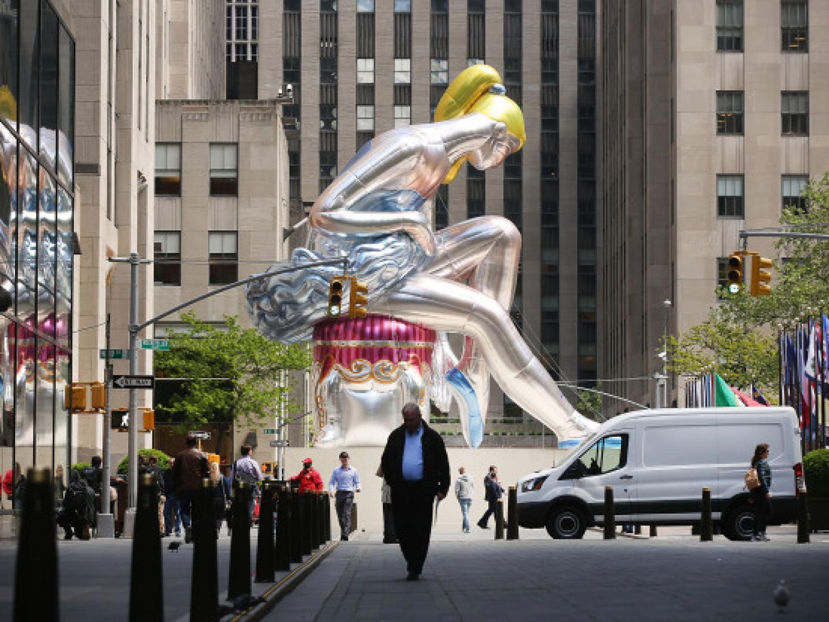 La bailarina de Jeff Koons rodeada por los edificios de la plaza.