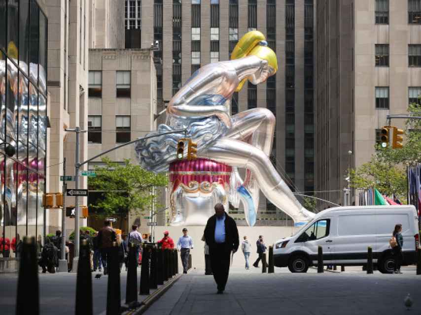 La bailarina de Jeff Koons rodeada por los edificios de la plaza.