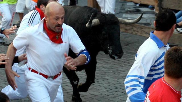 Julen Madina corriendo un encierro en San Fermín.