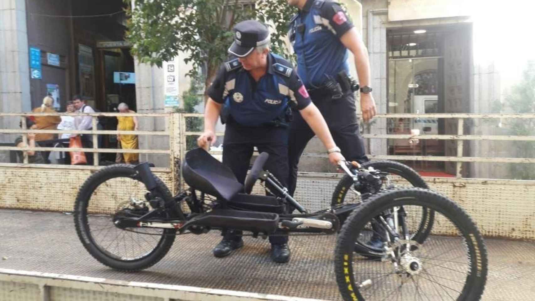 La Policía tras encontrar la bicicleta de Hassen-Bey.