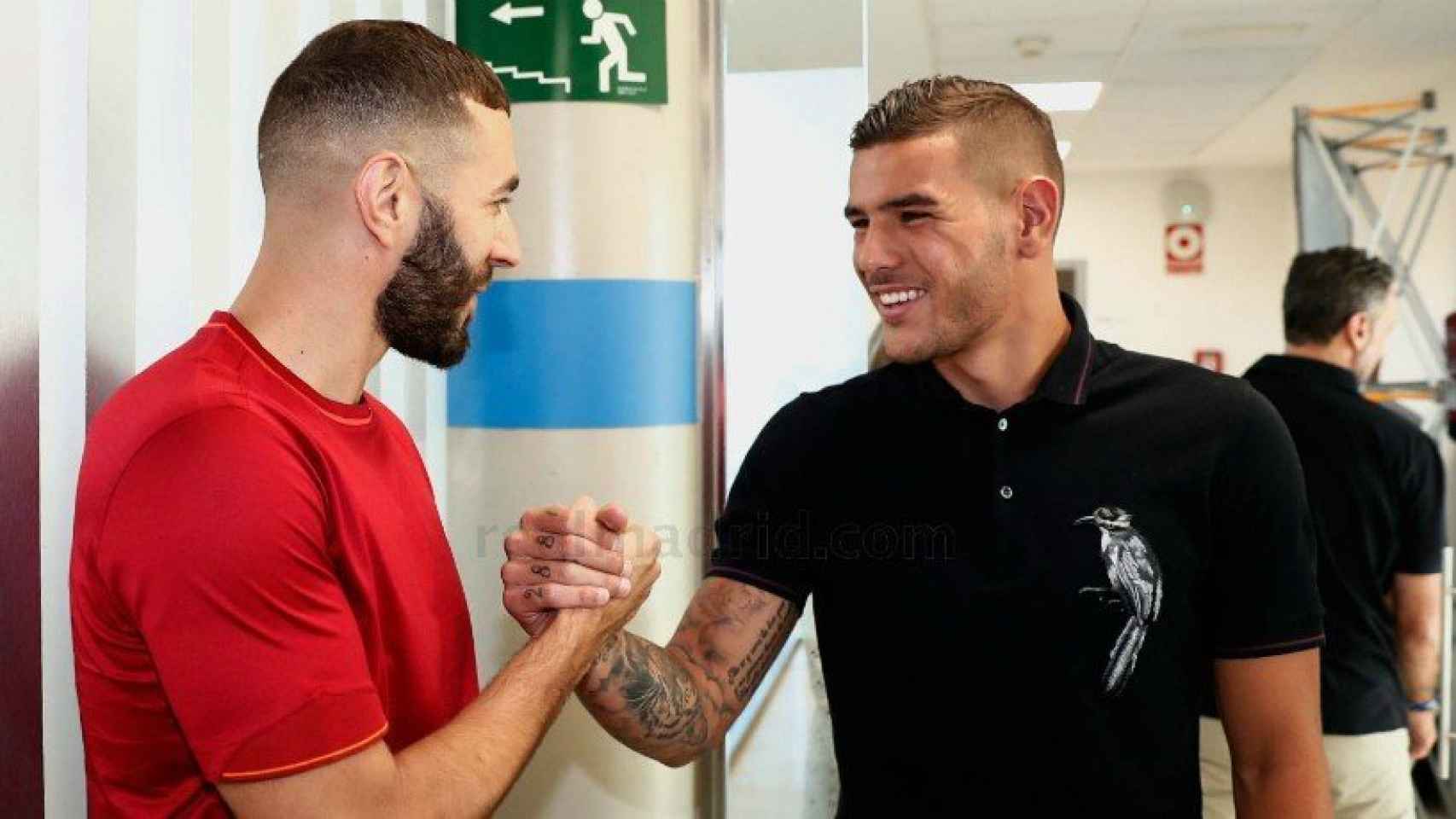 Theo Hernández saluda a Benzema