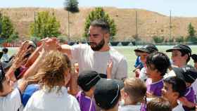 Carvajal visita a los niños del Campus Experience de la Fundación Real Madrid