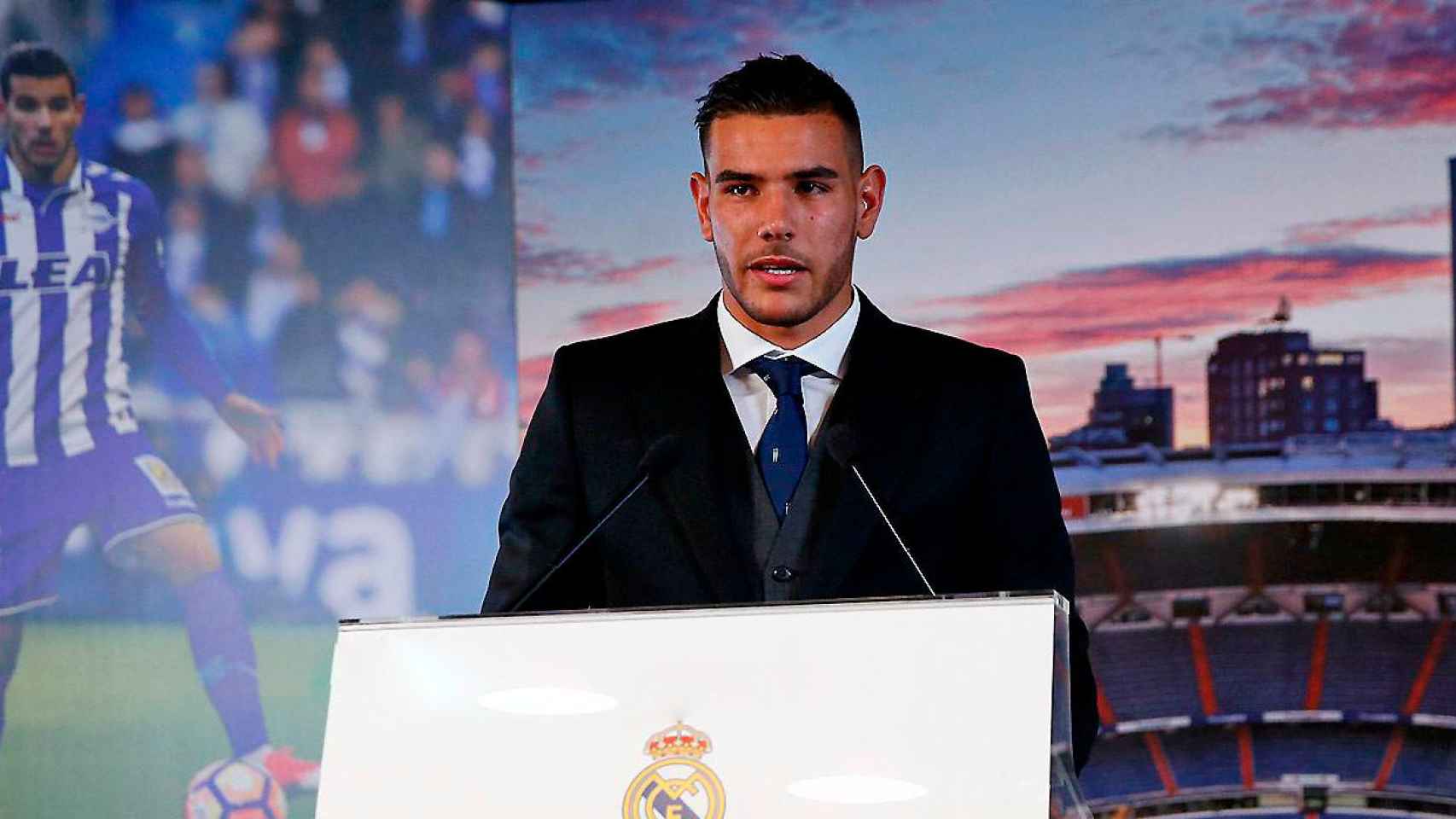 Theo Hernández durante la presentación con el Real Madrid