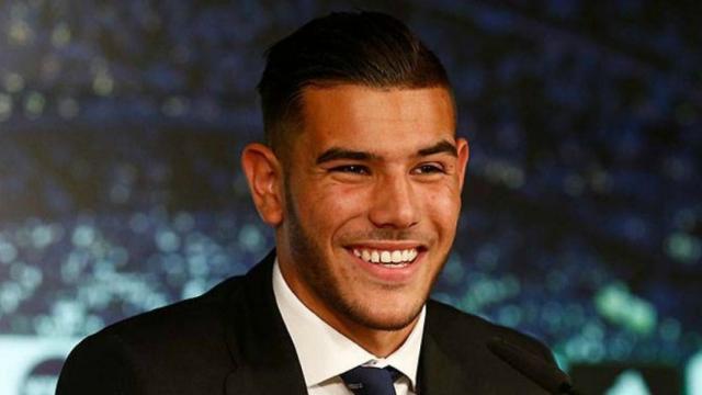 Theo Hernández durante la rueda de prensa