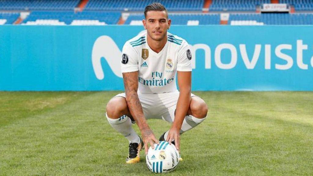 Theo, posa con la camiseta del Real Madrid