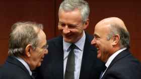 Guindos conversa con los ministros de Finanzas de Italia y Francia durante el Eurogrupo