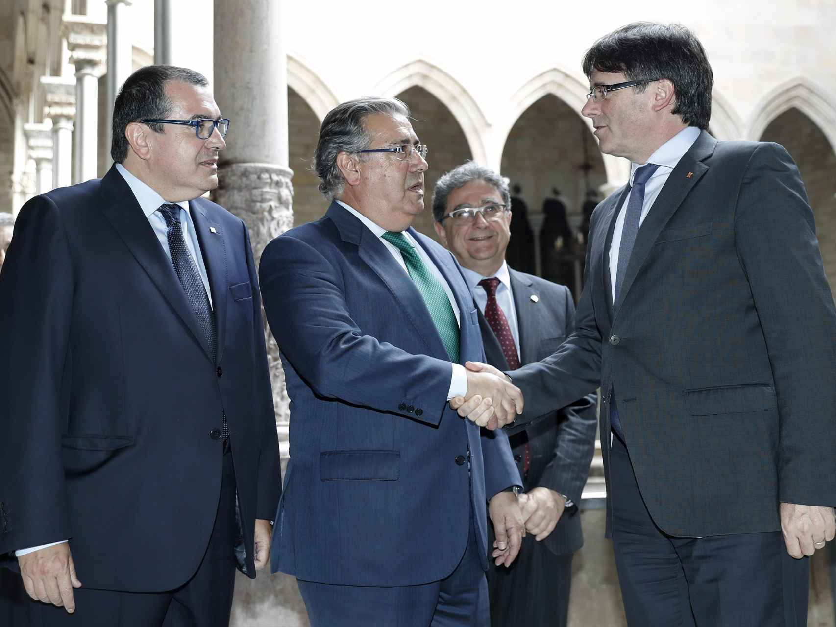Juan Ignacio Zoido entre Carles Puigdemont  y el conseller de Interior, Jordi Jané.