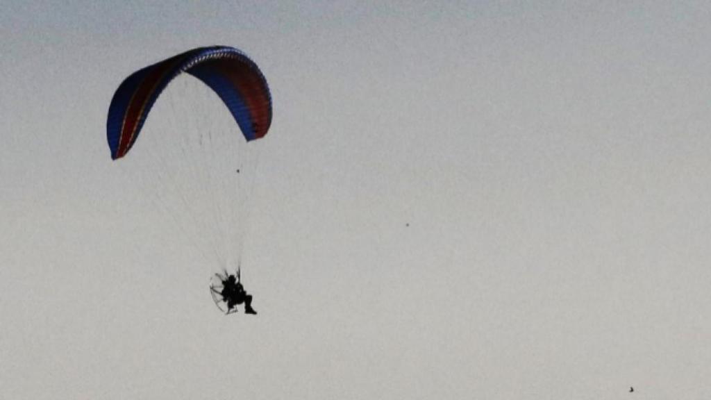 Parapente con motor en una imagen de archivo.