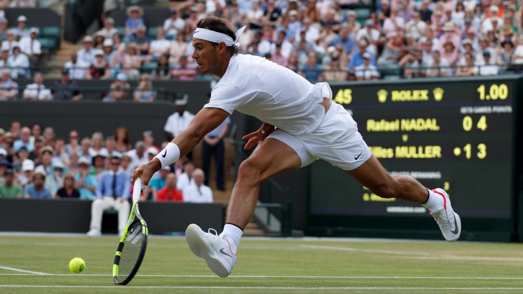 Nadal, persiguiendo una bola en el partido ante Muller.