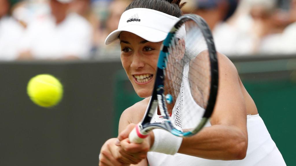 Muguruza, golpeando un revés ante Kerber.