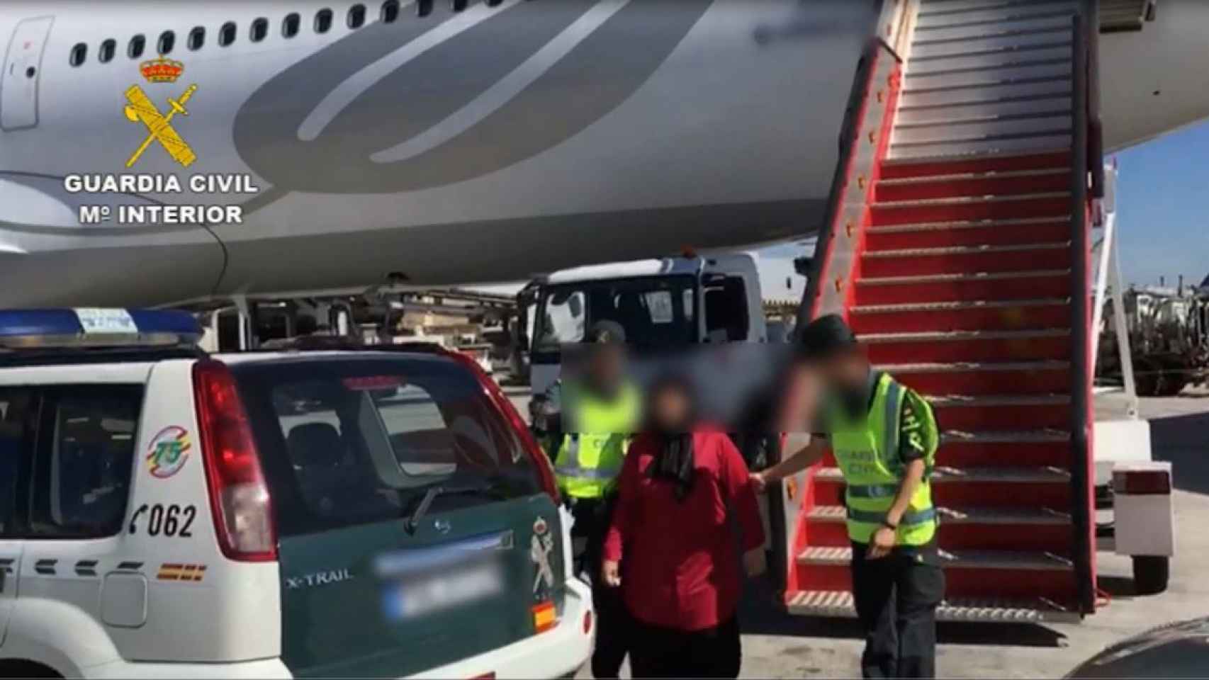 Assia Ahmed a su llegada al aeropuerto de Barajas