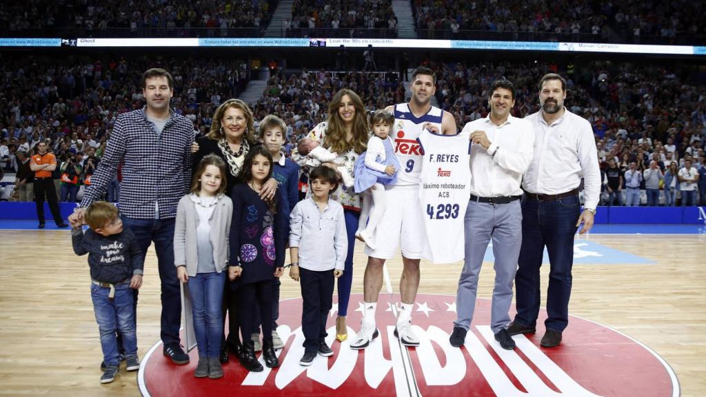 Alfonso Reyes, primero por la derecha, en un homenaje a su hermano Felipe.