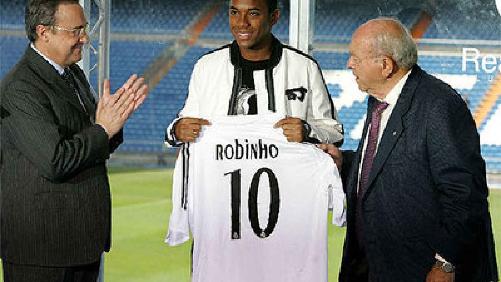 Robinho, con Florentino Pérez y Di Stéfano, en su presentación con el Madrid.