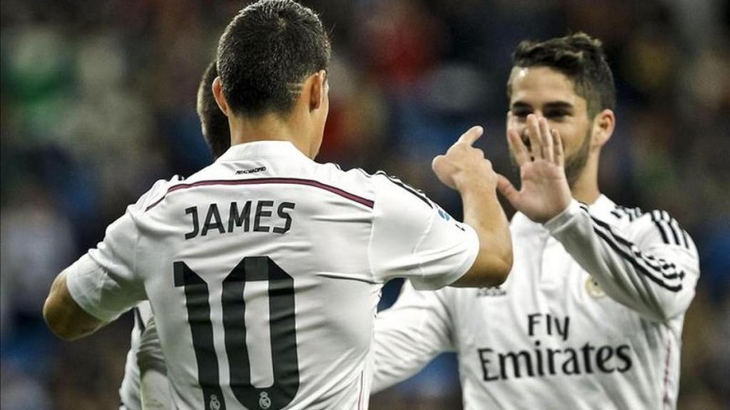 James, en primer plano, con Isco.