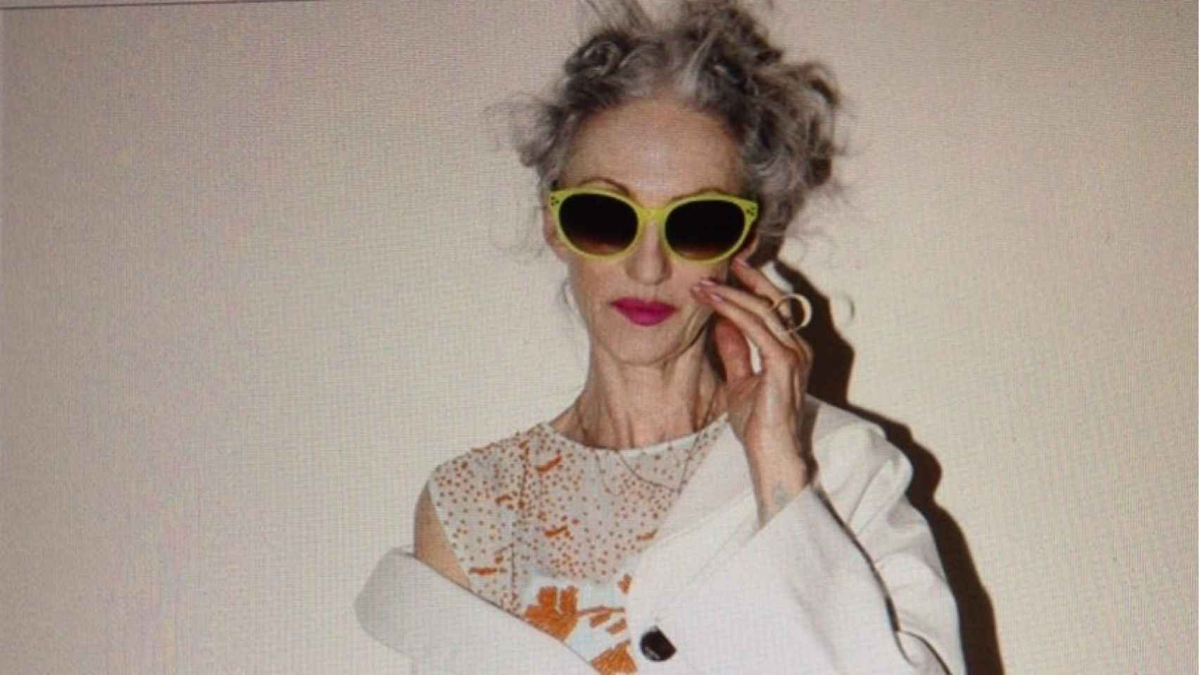 La estilista jamás sale de casa sin sus gafas de sol y los labios maquillados. | Foto: Instagram Linda Rodin.