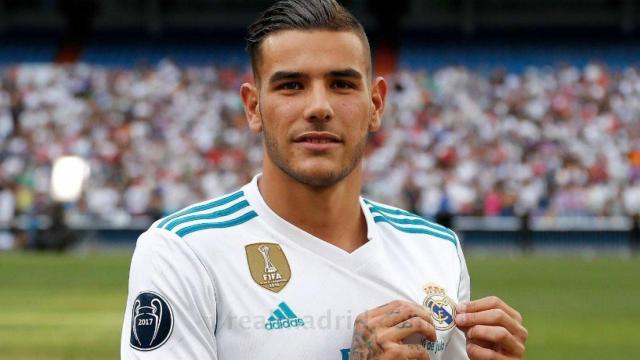 Theo Hernández, agarrándose el escudo del Madrid.