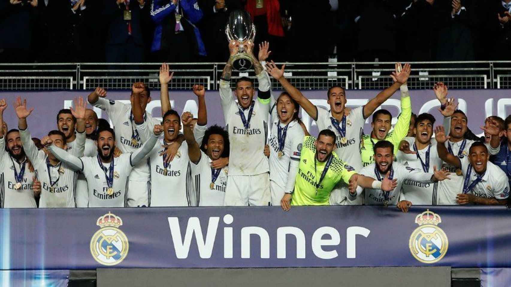 El Madrid levantando la Supercopa de Europa