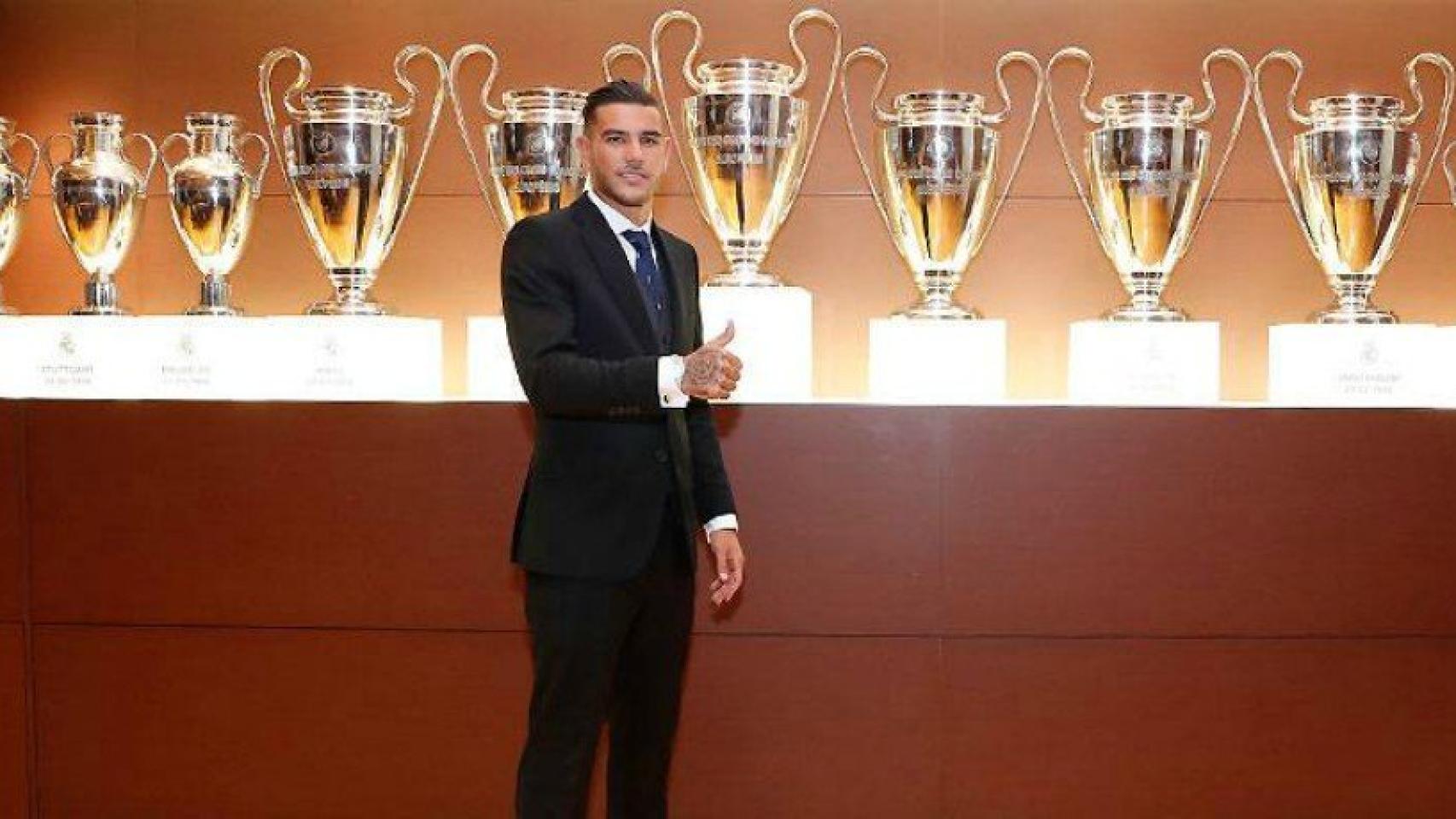 Theo Hernández posando con todas las Champions.