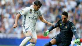 Morata contra Sergio Rico. Foto: Pedro Rodríguez / El Bernabéu