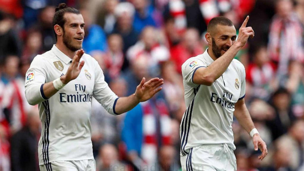 Bale y Benzema, contentos por el gol del francés