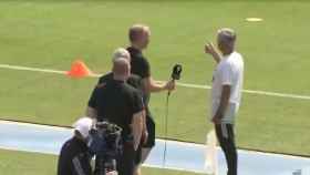 Mourinho hablando con el cámara del Manchester United.
