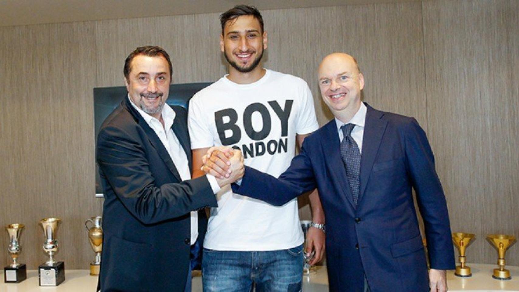 Donnarumma firma su renovación con el Milan