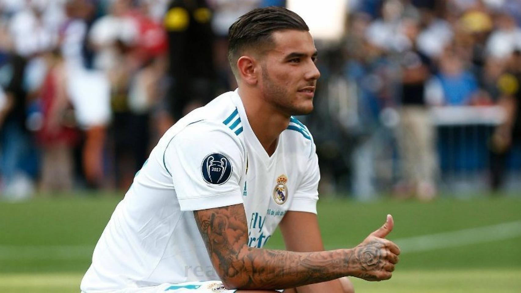 Theo Hernández posa en el césped del Bernabéu