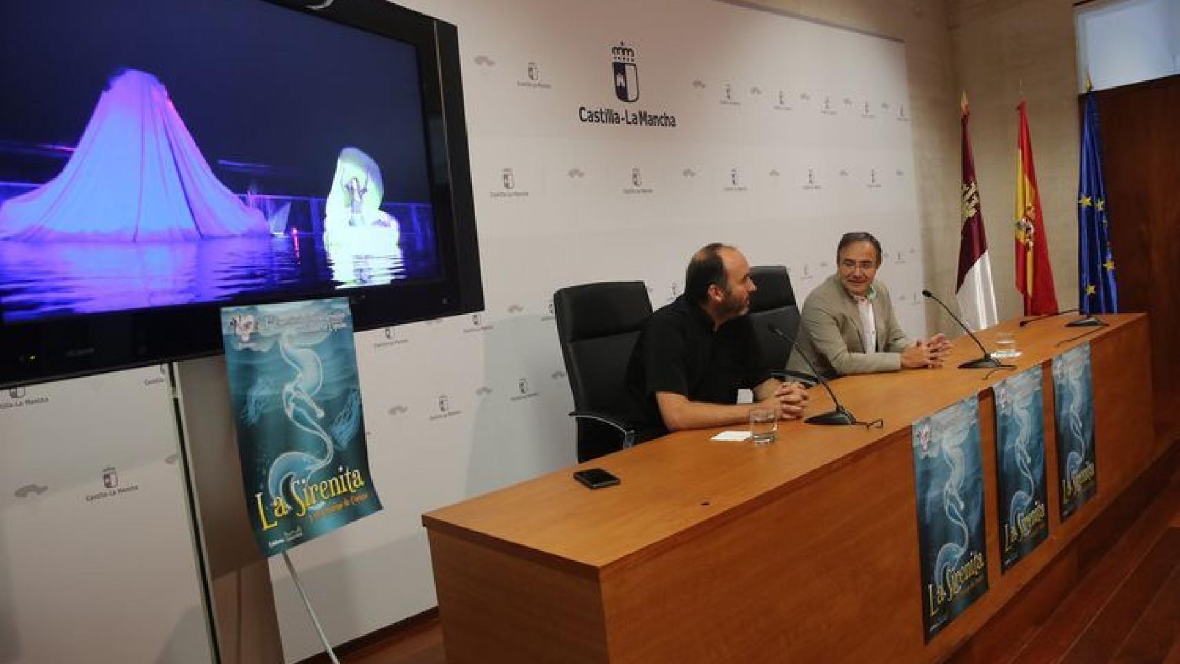 El viceconsejero de Cultura, Jesús Carrascosa. junto al director de la compañía teatral, Javier Moncada