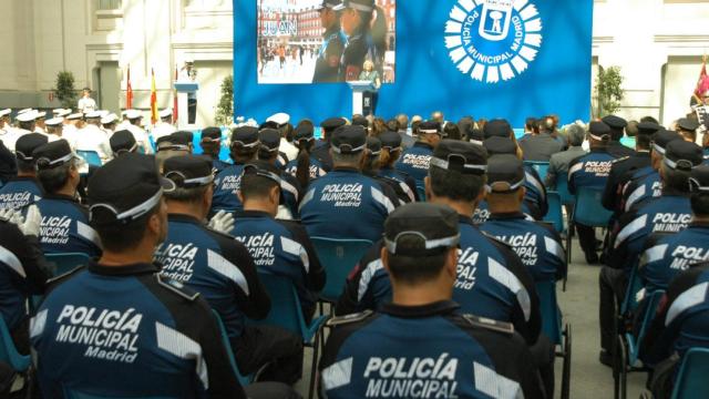 Carmena, durante un discurso ante decenas de policías municipales.