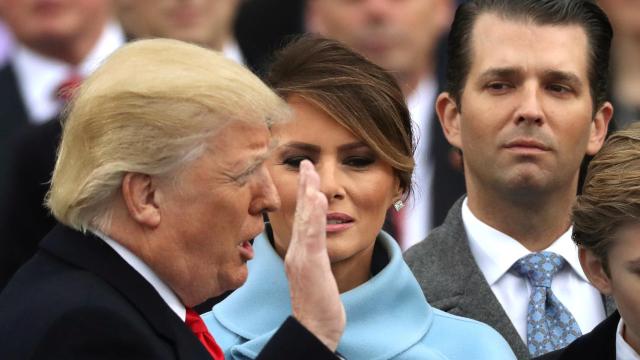 El hijo de Trump, durante la jura de su padre.